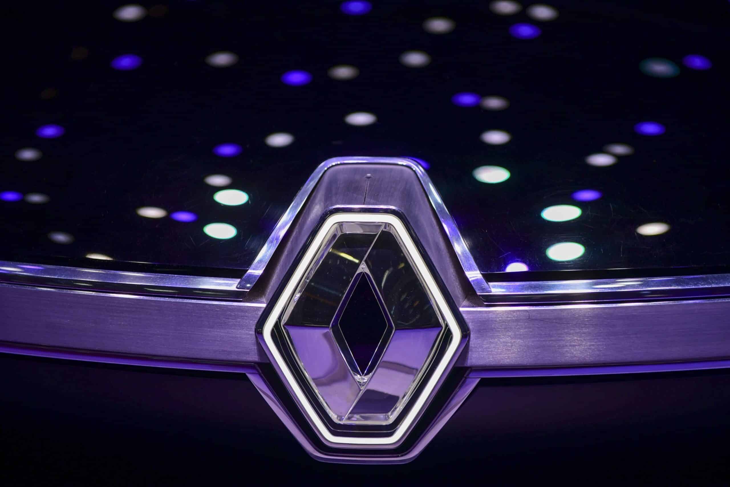 A logo sits on a Renault SA Ez-Ultimo self-driving, concept electric car. Photographer: Chris J. Ratcliffe/Bloomberg