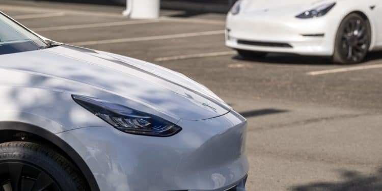 Hertz orders 100,000 Teslas in rental-market shake-up