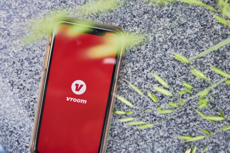 vroom app on mobile phone