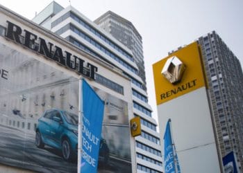 A logo outside a Renault SA showroom in Paris, France, on Wednesday, April 21, 2021. Renault will eventually recover though it still has a few more tough months to get through, Chief Executive Officer Luca de Meo told French weekly newspaper Le Journal Du Dimanche in an interview. Photographer: Nathan Laine/Bloomberg