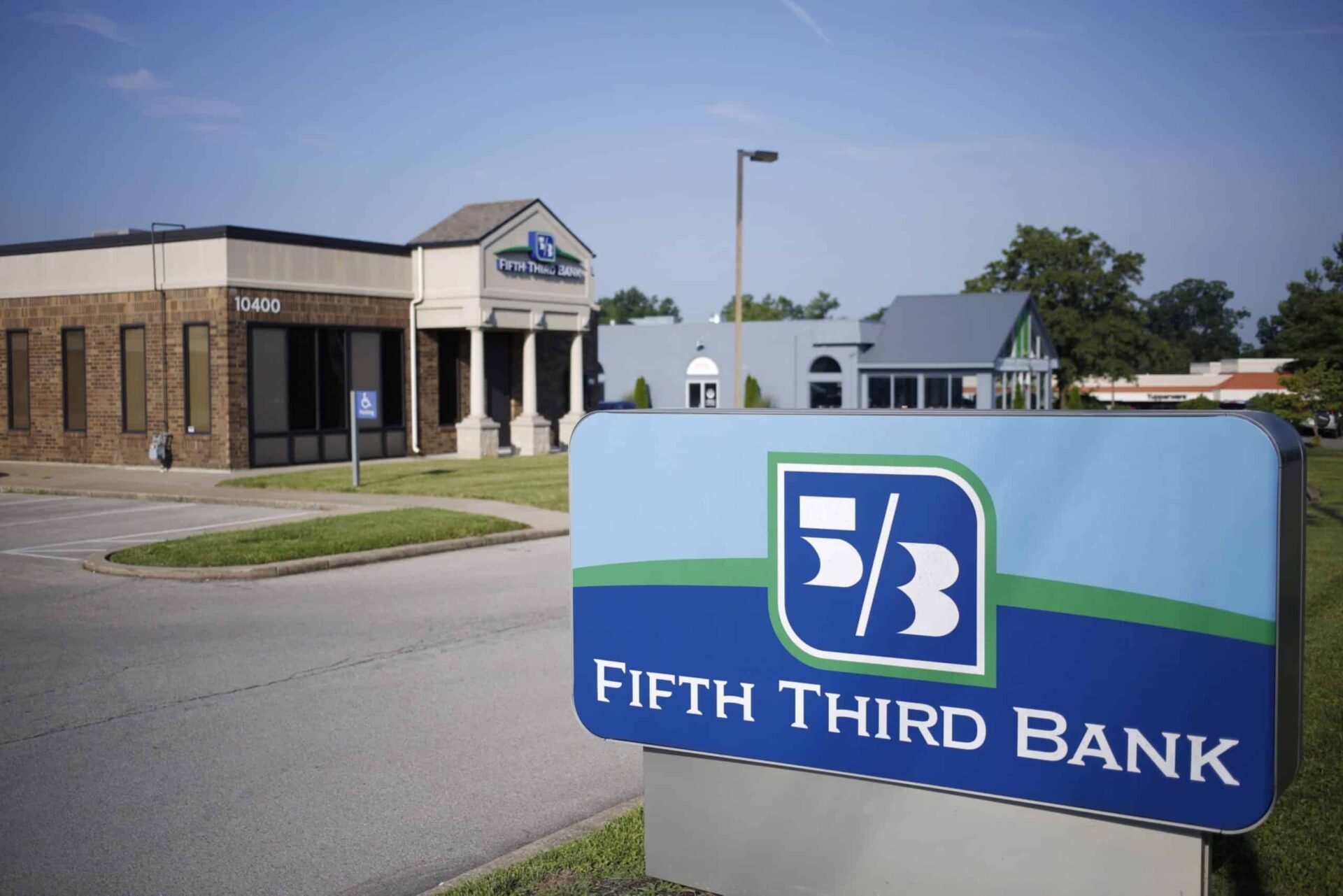 Fifth Third scales back indirect auto lending