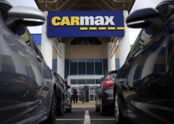 Customers shop for used vehicles at a CarMax dealership in Louisville, Kentucky, U.S., on Thursday, June 24, 2021. CarMax Inc, jumps 5.8% in premarket trading after it reported revenue for the first quarter that beat the average analyst estimate.