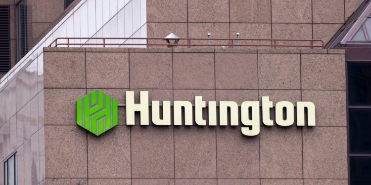 Huntington Auto originations tumble 33% YoY