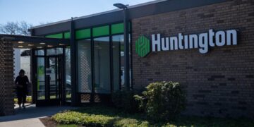 A Huntington Bank branch in Troy, Michigan, US, on Thursday, April 13, 2023. Huntington Bancshares Inc. is scheduled to release earnings figures on April 20. Photographer: Emily Elconin/Bloomberg
