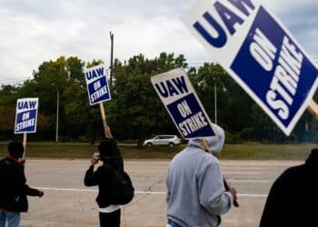 United Auto Workers (UAW) members and supporters on a picket line outside the Ford Motor Co. Michigan Assembly plant in Wayne, Michigan, US, on Wednesday, Sept. 20, 2023. The United Auto Workers said more of its members will go on strike at General Motors Co., Ford Motor Co. and Stellantis NV facilities starting at noon Friday unless substantial headway is made toward new labor contracts. Photographer: Emily Elconin/Bloomberg