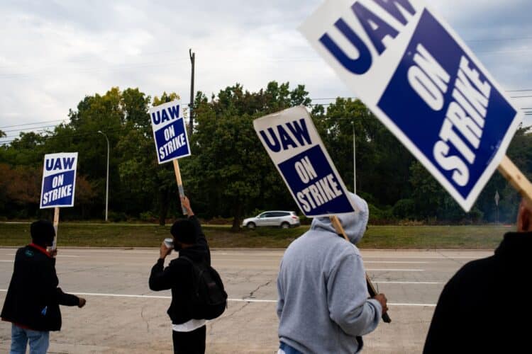 United Auto Workers (UAW) members and supporters on a picket line outside the Ford Motor Co. Michigan Assembly plant in Wayne, Michigan, US, on Wednesday, Sept. 20, 2023. The United Auto Workers said more of its members will go on strike at General Motors Co., Ford Motor Co. and Stellantis NV facilities starting at noon Friday unless substantial headway is made toward new labor contracts. Photographer: Emily Elconin/Bloomberg