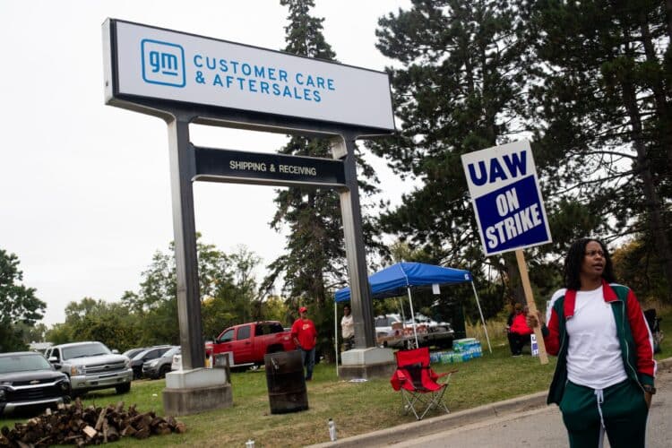 UAW members and supporters on a picket line outside the GMs Flint Processing Center in Swartz Creek, Michigan, on Monday.
