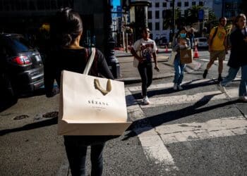 Shoppers in San Francisco. Photographer: David Paul Morris/Bloomberg