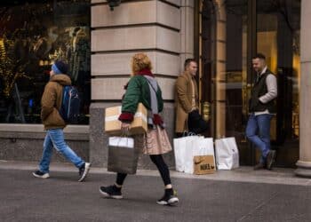 Shoppers in the Magnificent Mile shopping district of Chicago, Illinois.