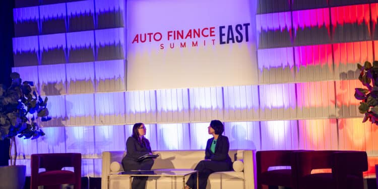 Banks tighten auto credit standards, Fed reports
