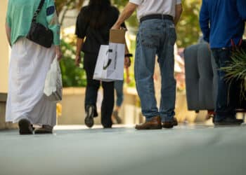 Shoppers at a shopping center in Walnut Creek, California. Photographer: David Paul Morris/Bloomberg