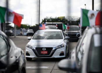 Mexican and American flags on vehicles at a Tricolor dealership in Houston, Texas. Photographer: Mark Felix/Bloomberg