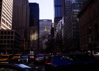 Traffic near the MetLife Building in New York, US, on Tuesday, March 24, 2026. The worlds largest alternative asset managers, which for years have fueled the private credit boom, are suddenly grappling with investors skittish about the industrys lending practices and exposure to businesses vulnerable to artificial intelligence. Photographer: John Taggart/Bloomberg