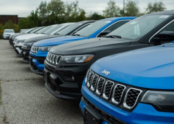 Jeep Compass SUVs at a dealership in Mississauga, Ontario, Canada, on Friday, Oct. 17, 2025. Canadian Prime Minister Mark Carney said Stellantis NV will decide on future vehicle production at its factory in Brampton, Ontario, once a review of the North American free trade deal is finalized. Photographer: Laura Proctor/Bloomberg