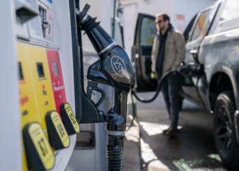 US diesel prices fall under $5, easing inflationary pressure