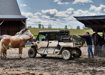 ORV-MY27-SSV-DEFENDER-XU-LIMITED-HD11-SANDSTONE-LIFESTYLE-1414-RGB_21_R